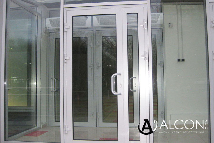 Двери алюминиевые со стеклом в Смоленске
